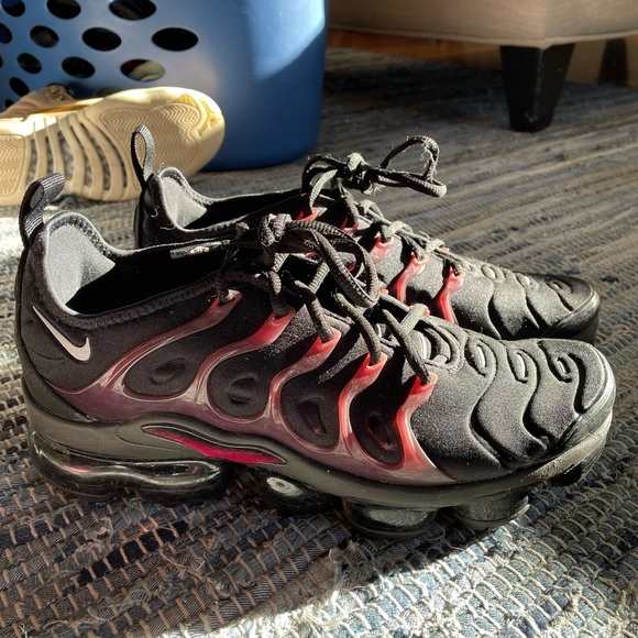 black noble red vapormax